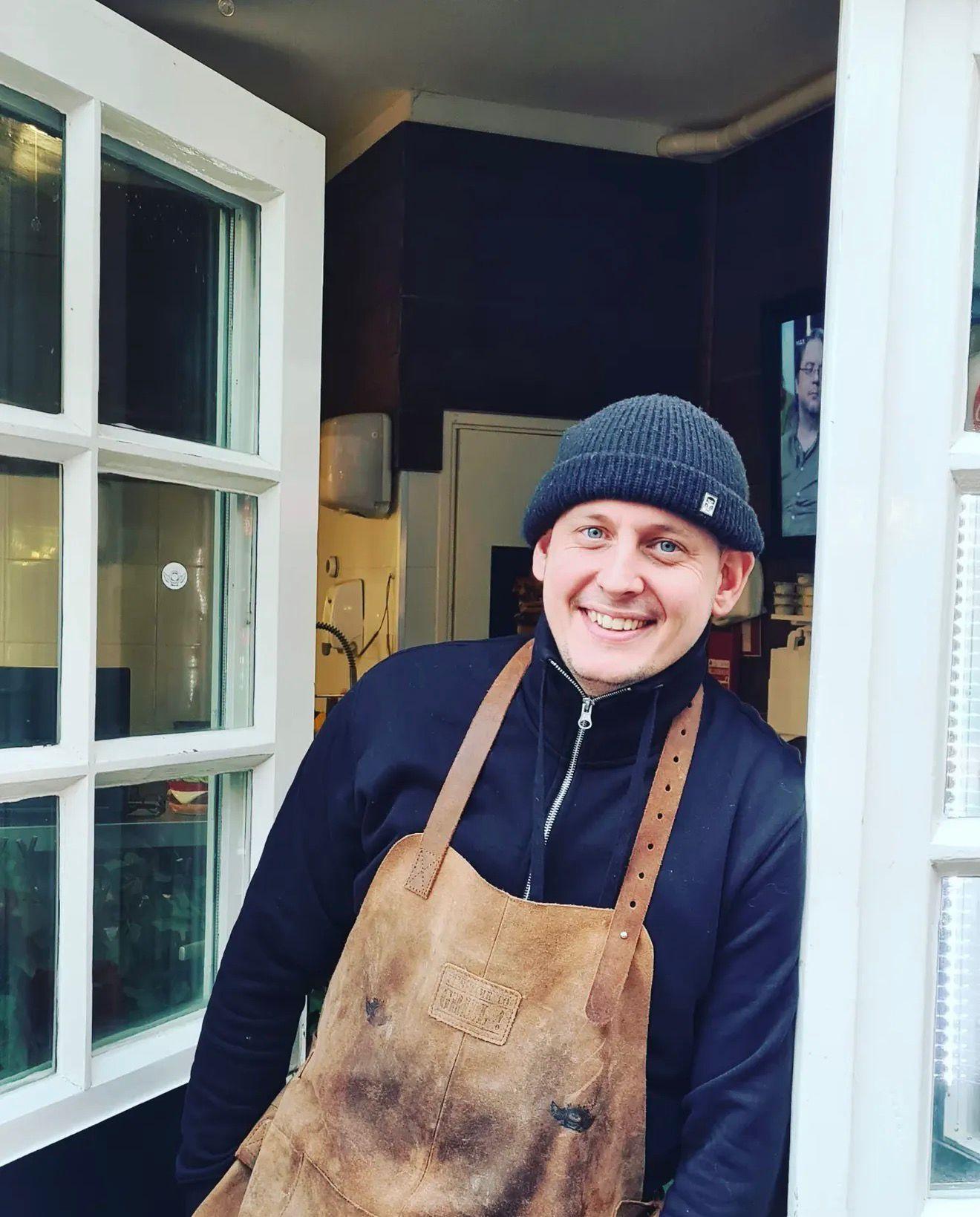 Portret van Nick voor de Holyburgers-deur
