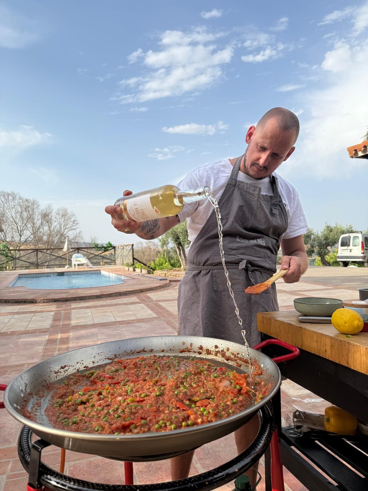 Een grote paella op tafel