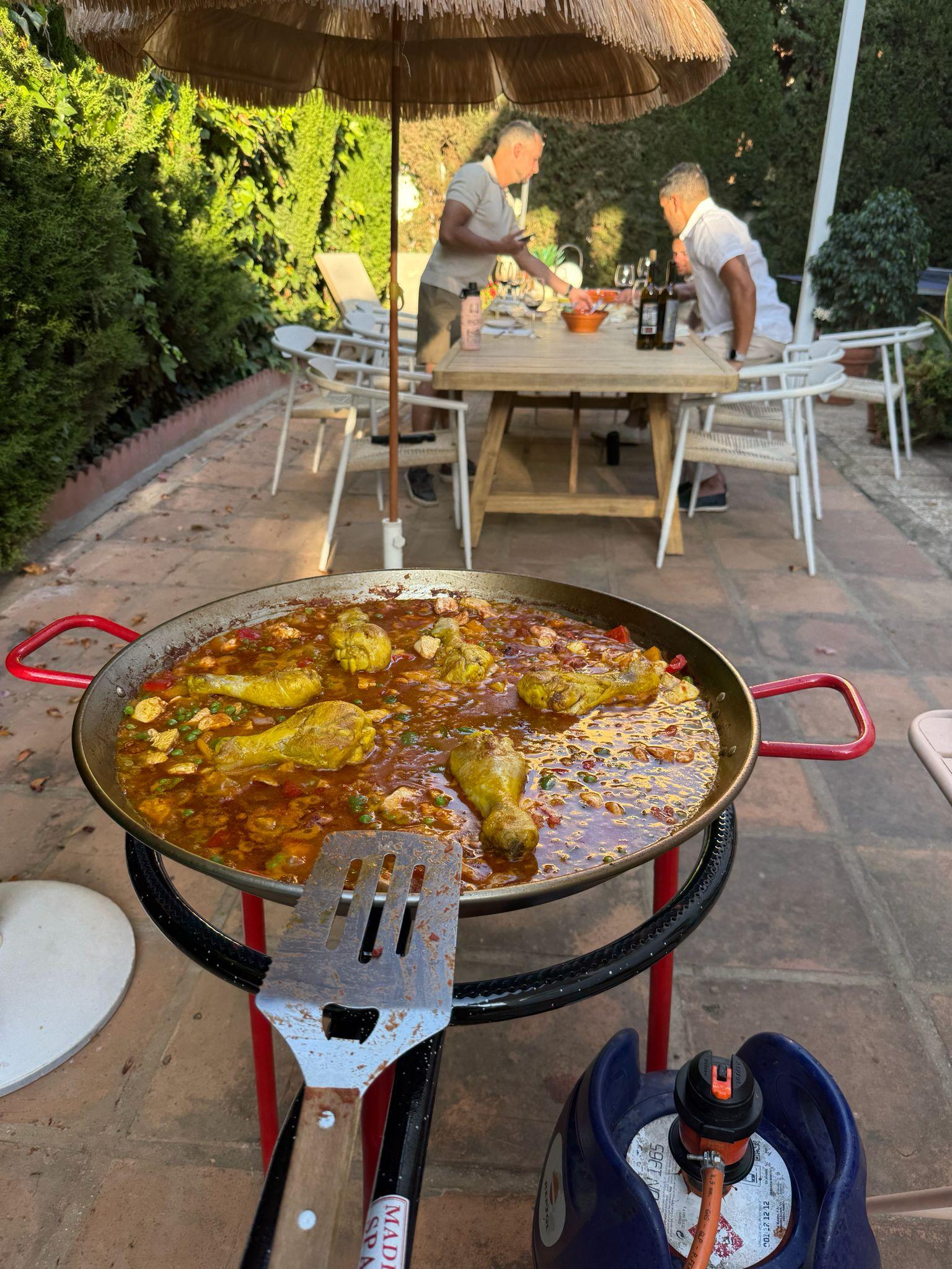 Gasten rond een paella