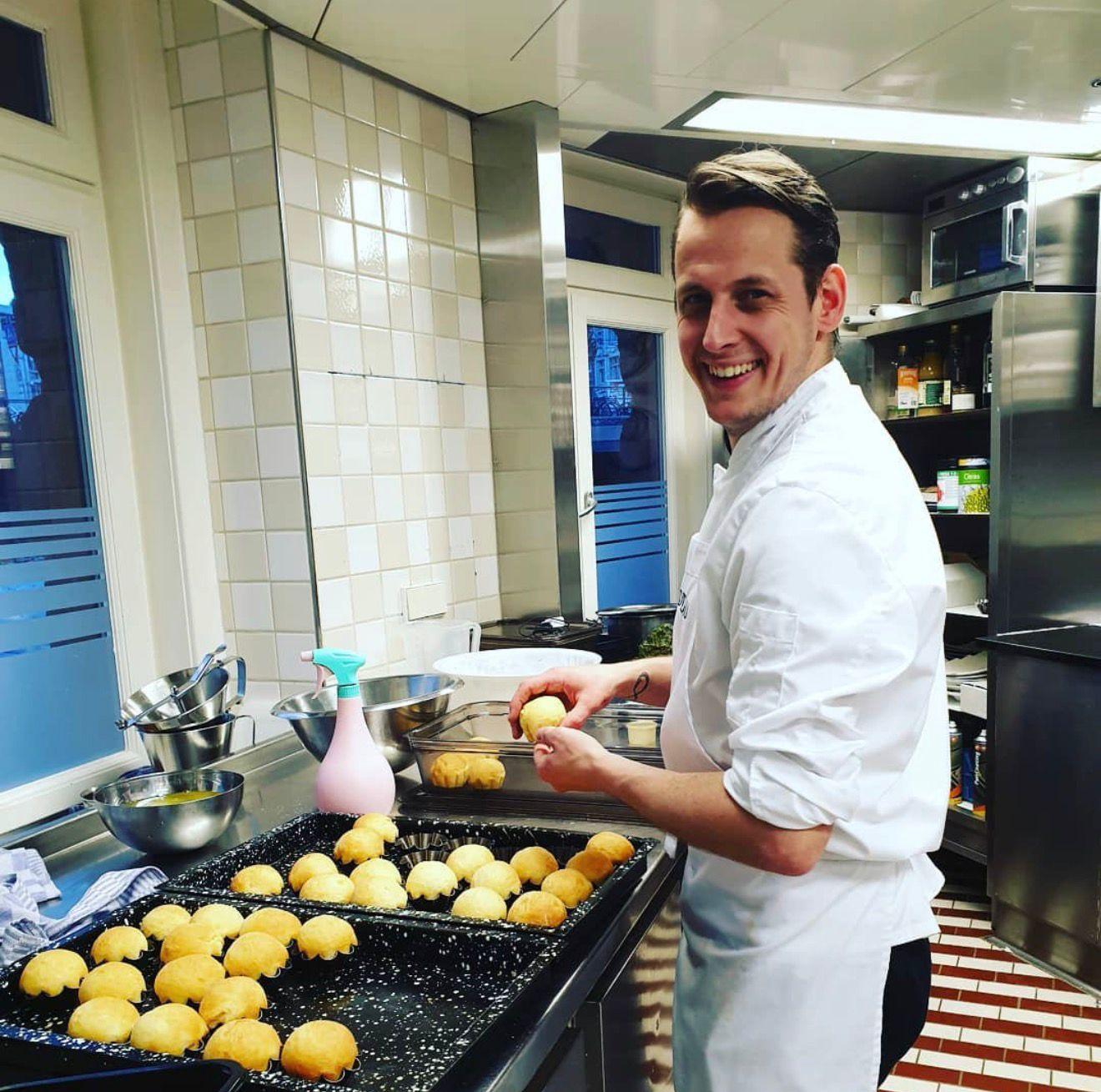Nick aan het werk bij de patisserie van Bord'eau
